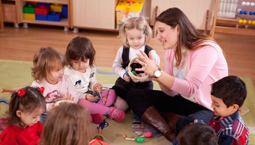 ویژگی و خصوصیات مربی مهد کودک پیش دبستانی|پیش دبستانی دنیای نوابغ