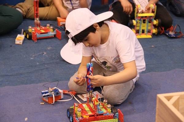 فواید آموزش رباتیک به کودکان|کلاسهای تابستانه اصفهان|موسسه دنیای نوابغ