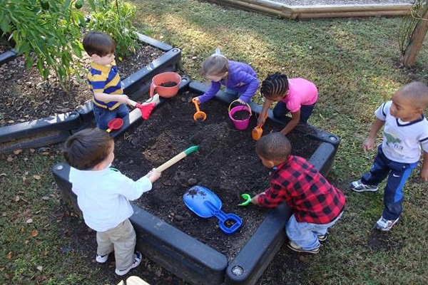 خاک و گل بازی برای بچه ها در پیش دبستانی | موسسه دنیای اندیشه